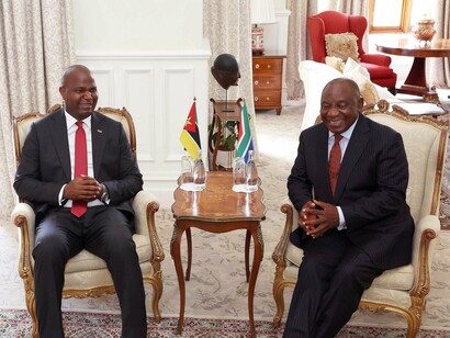 O Presidente da África do Sul Cyril Ramaphosa recebe o Presidente de Moçambique Daniel Chapo de Moçambique para uma reunião em Genadendal. O vício pelo poder transformou as lideranças africanas em máquinas para matar e destruir qualquer intenção de mudança do quadro. Os patrocinadores destas eleições estão quietos enquanto a polícia trava vidas com balas verdadeiras, as instituições de gestão do processo eleitoral tornaram servidoras do regime do dia e as instituições onde se esperava alguma gota de justiça estão ancoradas com um sistema que fustiga o povo 
