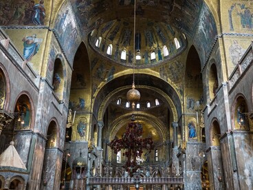 L’acustica della Basilica di San Marco è caratterizzata da un lungo tempo di riverberazione, che amplifica e prolunga il suono delle voci e degli strumenti. Basilica di San Marco, Venezia, Italia