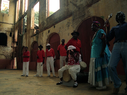 A reclusão dos iaôs no candomblé é um período de introspecção e conexão com a divindade, afastando-se de atividades externas para uma plena execução do ritual. Batuque de Umbigada de Piracicaba