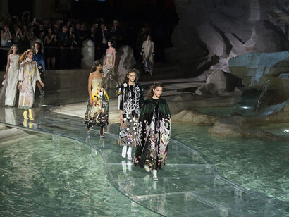 Sfilata di moda di Fendi alla Fontana di Trevi