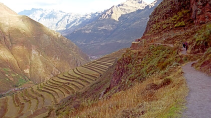 Sendero entre las ruinas inferiores y medias, la sección más plana. Las ruinas de Pisca se encuentran en  un complejo en la cima de una montaña. Es conocido por sus pequeñas piedras pulidas que encajan a la perfección. En las ruinas principales, a las que se llega tras una caminata cuesta arriba de dos horas, encontrará templos del sol, la luna, la lluvia, el arcoíris y las estrellas, Perú