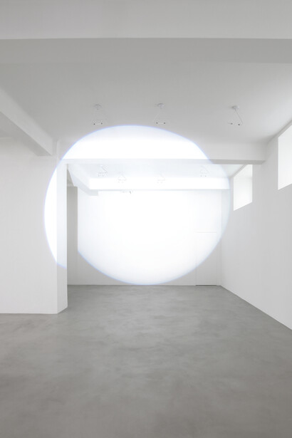 Michel Verjux, Fragmentée sur plusieurs plans (murs, plafond, poutres), ouverture maximale (source au sol), 2016 Proiettore. Courtesy A arte Invernizzi, Milano. Foto Bruno Bani