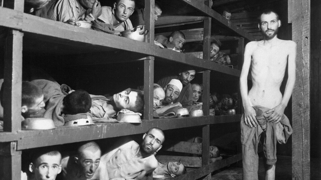 Fotografía de varios prisioneros en el campo de concentración de Buchenwald tomada durante su liberación el 16 de abril de 1945