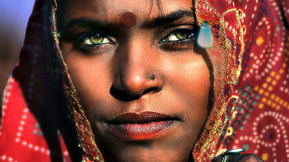 Una donna Bhopa del deserto Thar, fotografata nel 1996 durante la Fiera dei Cammelli a Puskhar, Stato del Rajasthan, India. La donna si chiama Papu ed è molto famosa per i suoi occhi chiari