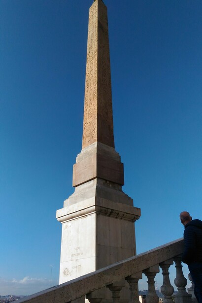 Obelisco Sallustiano situato in piazza della Trinità dei Monti, dominante la Scalinata (foto Roberto Luciani)