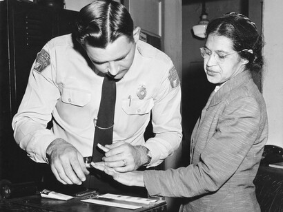 Rosa Parks siendo fichada (huellas dactilares) por el sheriff adjunto D.H. Lackey tras su arresto el 22 de febrero de 1956