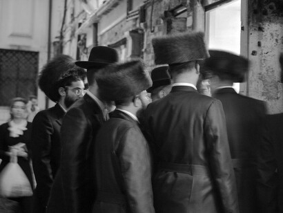 Ferdinando Scianna, Partecipanti alla cerimonia di Shabbat della Comunità Chabad-Lubavitch verso la cena sabbatica © Ferdinando Scianna / Magnum Photos. Courtesy of Casa dei Tre Oci 