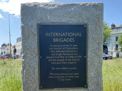  "Vinimos porque nuestros ojos abiertos no podían ver de otro modo", Cecil Day-Lewis poeta angloirlandés ( 1904, Ballintubbert, Ireland - 1972 (age 68 years), Lemmons, Barnet, Londres, Inglaterra). Memorial de la Guerra Civil Española en Oxford, Inglaterra