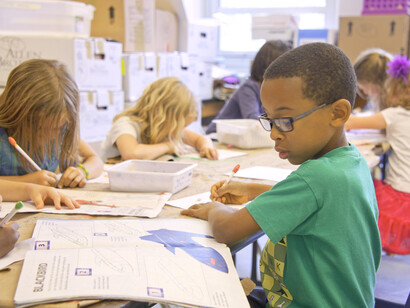 En ningún otro lugar del mundo, en tiempos de paz, los niños arriesgan la vida al ir a la escuela en EE.UU. 