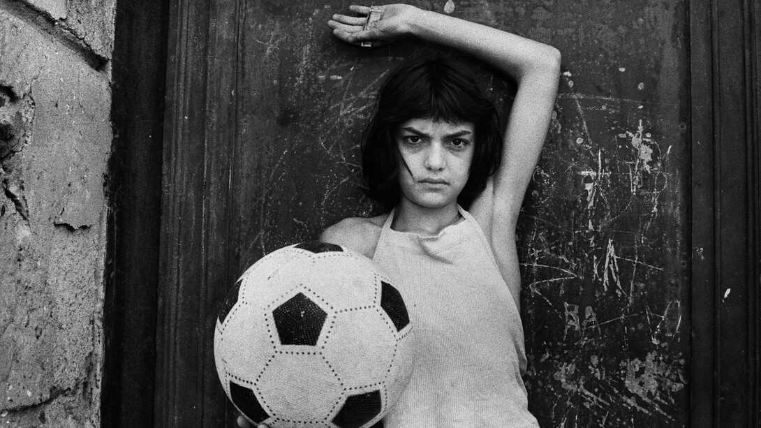 Letizia Battaglia, La bambina con il pallone, 1980 © Letizia Battaglia