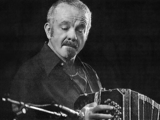 Astor Piazzolla é filho de italianos radicados na Argentina. Cresceu ouvindo referências de jazz e outros ritmos em sua passagem por Nova York ainda na infância
