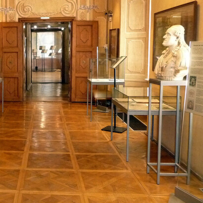 No Museu da Maçonaria na Áustria, os visitantes podem ver rituais e relíquias maçônicas, como joias, aventais e cartas secretas, revelando os mistérios e as tradições desta sociedade discreta