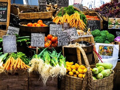 Scegli prodotti di stagione e locali. Sono più freschi, economici e sostenibili rispetto a quelli fuori stagione o importati  