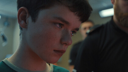 Cena da série Adolescência. Sem tecer comentários sobre o brilhante roteiro e a estratégia utilizada, fragmentada por visões de distintas partes involucradas na trama, quero destacar que a filmagem simples, com personagens psicologicamente densos, tornou a série esse fenómeno. Ao assistir pensamos: isso poderia passar com qualquer um de nós. Afinal, na série os personagens não são vilões ou heróis; são adolescentes de 13 anos como quaisquer outros, uma família comum e uma escola com sua complexa realidade atual