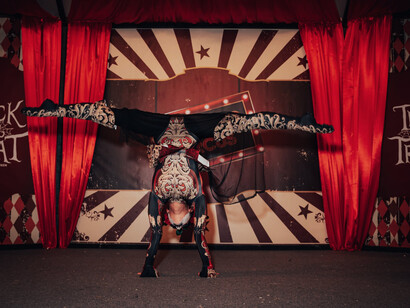 Un'acrobata si esibisce su un palco in un circo