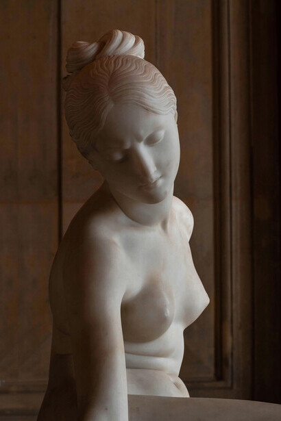 Estátua de Afrodite no museu do Louvre em Paris, França