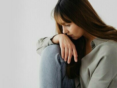 Quando começa a questionar essa lógica, encontra resistência dentro da própria família. “É assim mesmo”, dizem. “Pelo menos você tem um teto, um prato de comida.” A violência é normalizada, silenciada e justificada em nome da sobrevivência. Romper com essa cultura exige educação, letramento emocional e políticas públicas que promovam autonomia feminina