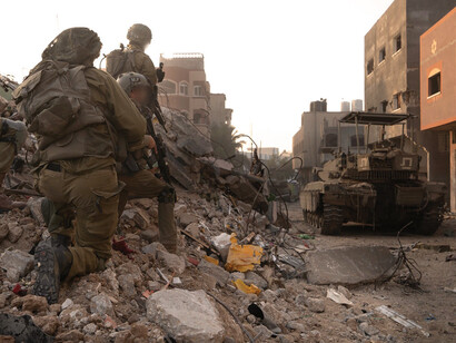 Soldados israelíes operan en la Franja de Gaza en medio del conflicto en curso entre Israel y Hamás