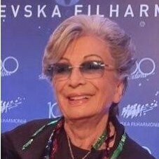 Cristina Mazzavillani Muti festeggiata a Sarajevo per aver organizzato, nel 1997 in questa città ancora ferita, un concerto dove accanto al Maestra Riccardo Muti e ai complessi della Scala suonarono musicisti locali