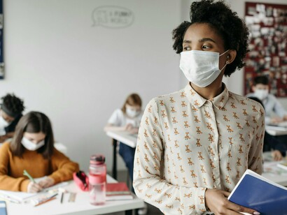 Infelizmente, o mundo e em particular Moçambique, foi encontrado de surpresa aliás, em contra pé. Numa altura em que apenas 13.4% da população tem acesso a internet, 8,9% tem acesso a computador e 53,2% tem acesso a telemóveis, meios indispensáveis para o uso dos ambientes virtuais de aprendizagem. Em contra pé, pois apenas 22% da população tem acesso corrente eléctrica, esses dados, podem reconduzir-nos a concluir que temos inúmeros estudantes sem acesso a internet, a computador e corrente eléctrica nas suas residências