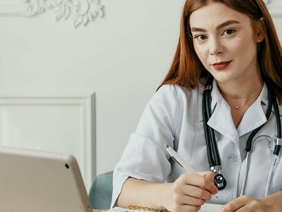 Médica avalia exames usando ferramentas disponíveis em seu tablet. Como garantir que os algoritmos não perpetuem desigualdades já existentes no sistema de saúde? E onde traçar a linha entre a automação e a responsabilidade humana?