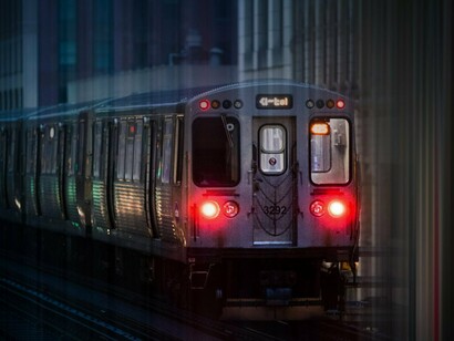 Un treno in città di notte