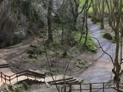 Esta historia, a medio camino entre la realidad y la superstición, sigue atrayendo a turistas y estudiosos que buscan comprender los sucesos de Zugarramurdi. Exterior de las cuevas de Zagarramurdi, Navarra, España