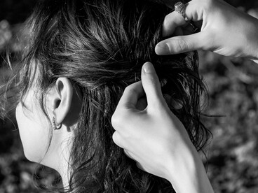 Dedicare tempo ai propri capelli significa anche riconoscere il valore del proprio benessere, sottraendosi per un momento alla fretta quotidiana