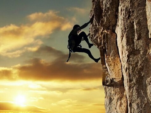 Hombre escalando una montaña