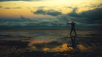 El Arquero que estira la cuerda del arco representa el símbolo de un camino iniciático ligado a la figura del Arcángel Miguel