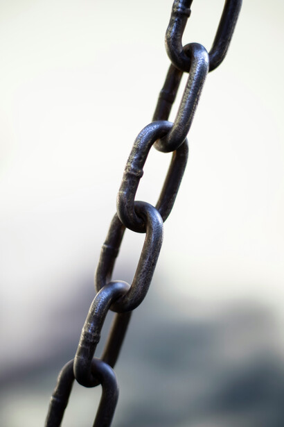 Cada vez que intentaba atravesar el marco notaba que las cadenas permanecían tirantes advirtiéndole que no había continuidad de eslabones que le sirvieran de extremidades en su recorrido