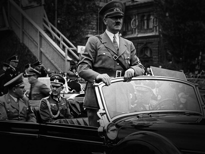 Adolfo Hitler en un desfile militar