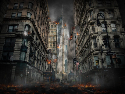 Grattacieli danneggiati e strada in fiamme in una metropoli post-apocalittica