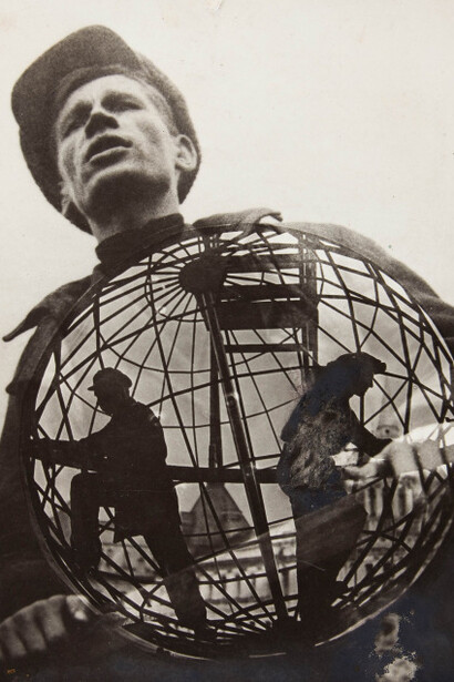 Revoliutsiia! Demonstratsiia! Courtesy of Art Institute of Chicago
