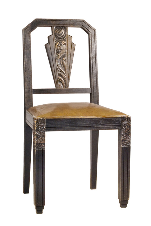 Chaise d'une salle à manger Art déco, chêne noirci aux sculptures en aplat de fleurs abstraites, réalisée en 1932 par Mathias Marx (1865-1946) (© MNHA, photo T. Lucas).