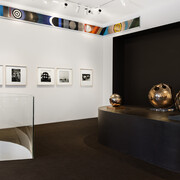 Pomodoro & Sottsass : une amitié vue par Ugo Mulas, vue de l’exposition. Avec l’aimable autorisation de Tornabuoni Art