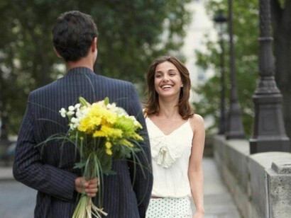 Un chico lleva un ramo de flores a su pareja