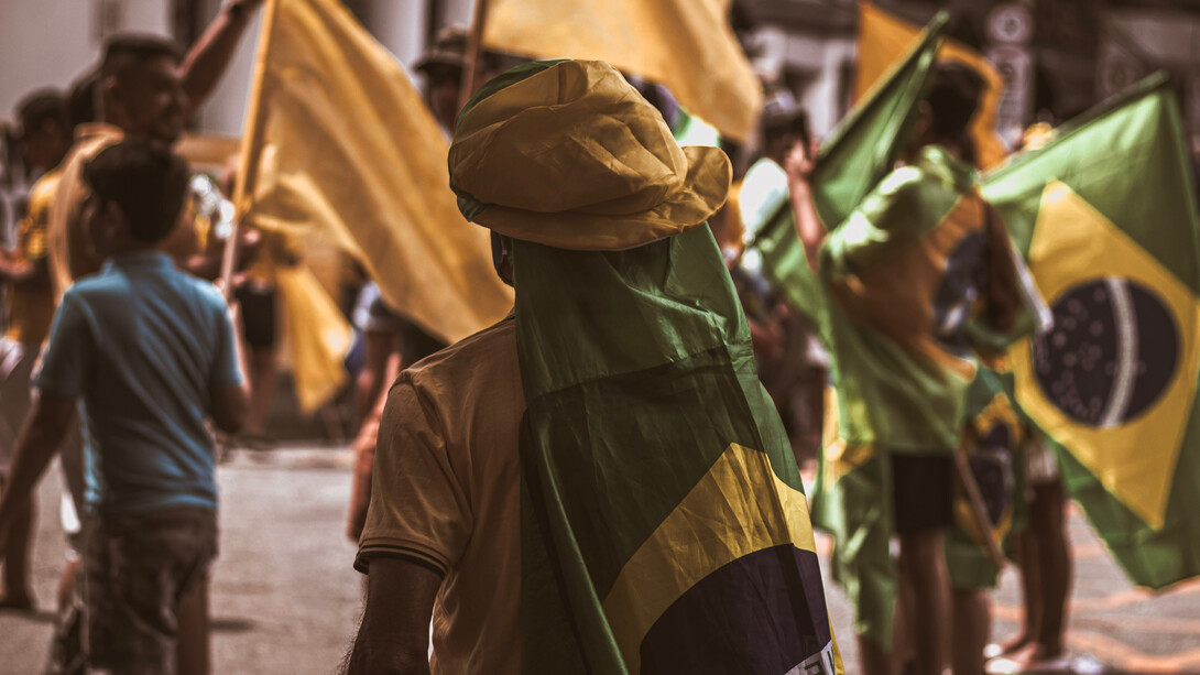 Grupo de manifestantes em ato público durante as eleições de 2018
