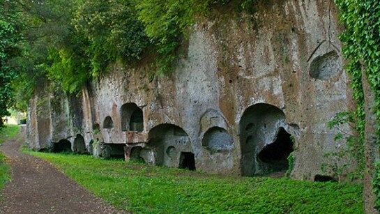 Sutri´s necropolis, surrounded by vegetation