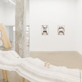 Carmen Arias, Umbrales y rellenos, vista de exhibición. Cortesía de la Galería Juan Silió