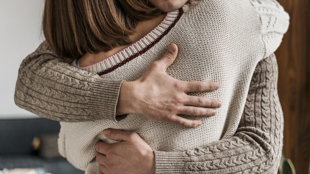 Une étreinte sincère dit je suis là pour toi