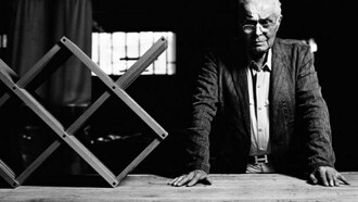 Pierluigi Ghianda nella sua casa-bottegha. Foto di Giancarlo Pradelli pubblicata nel libro "Pierluigi Ghianda", editore Five Continents