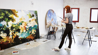 Flora Yukhnovich, pintora británica, trabajando en su taller de arte