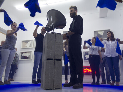 Hugo de Almeida Pinho, *O freunde, nicht diese tone!*  durante a inauguração da exposição *Art Stabs Power: que se vayan todos!*, 2014. Fotografia Ricardo Novais Pereira