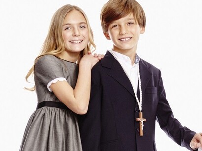 Niños celebrando su primera comunión