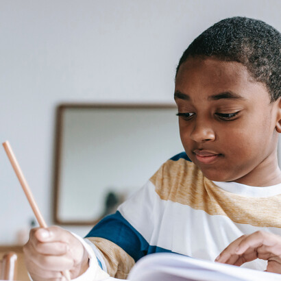 Possibilitar às crianças, com a mínima intervenção do educador, liberdade de expressão para que possa se sentir provocada com novos desafios, indo além do que já conhece, penetrando em novos sentidos, reconhecendo-os e ampliando-os