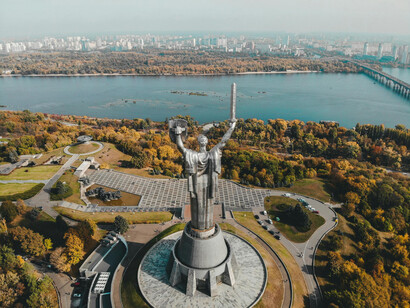 Monumento a Mãe Pátria na cidade de Kiev, capital da Ucrânia. Descubra as origens e desdobramentos da guerra russo-ucraniana desde 2014, incluindo a anexação da Crimeia e os conflitos em Donbas