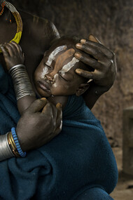 Steve McCurry, Etiópia, mãe protegendo sua menina