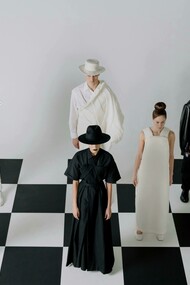 A escolha é para termos uma tela em branco que possibilita infinitas combinações e até traz o balanceamento que muitas vezes é necessário numa determinada comunicação visual, seja na moda, na arquitetura ou na beleza