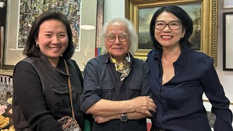 Le professeur LIN Xiang Xiong entouré de l’artiste Wei LIU (à gauche) et de l’auteure Kim Chi PHO (à droite)